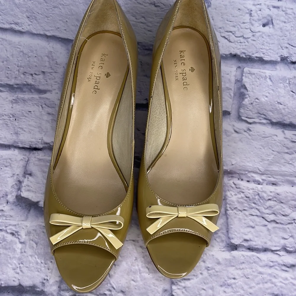KATE SPADE New York Metro natural Patent Leather 9 M Pyramid 3 in. Wedges